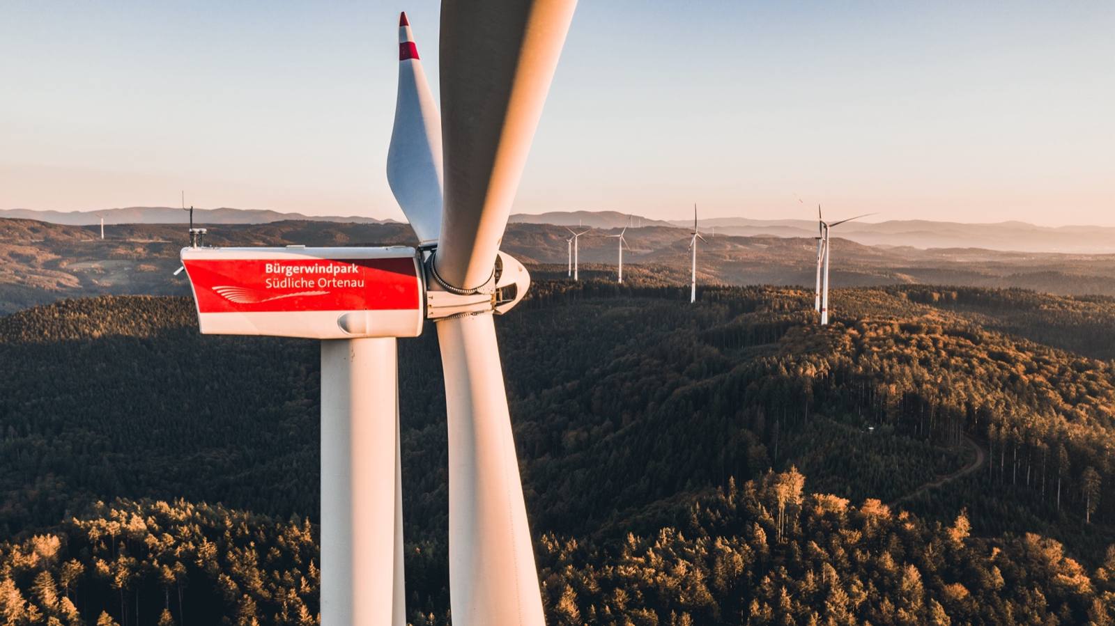 Bürgerwindpark Südliche Ortenau im Herbstlicht