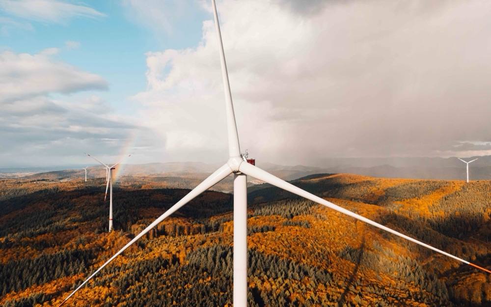 Windenergieanlage im Windpark Schnürbuck aus der Luft