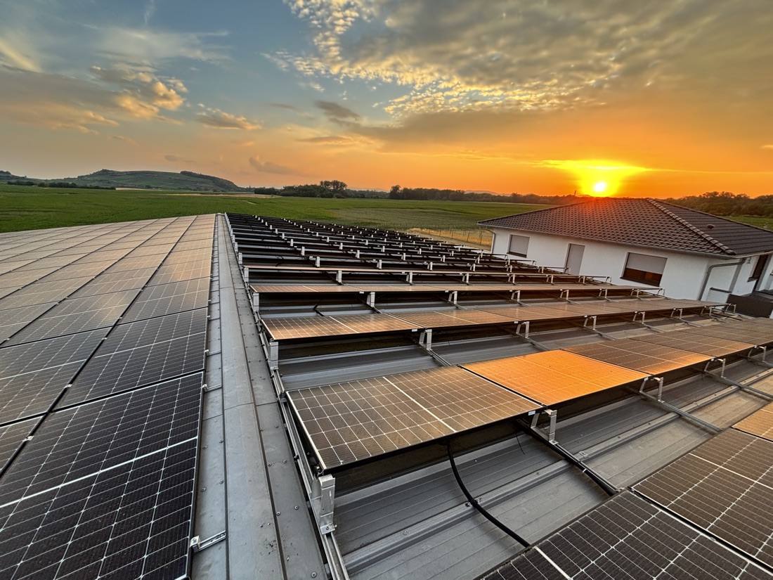 Photovoltaikanlage im Abendlicht